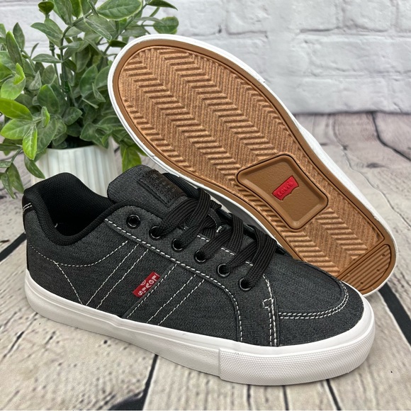 NIB Levi’s Turner Black Chambray Lace-Up Sneakers Sz 2 Youth - Picture 2 of 10